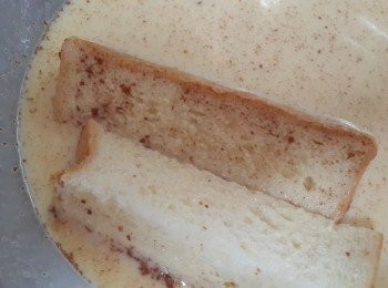 step3: 把切好的吐司放入,待吐司4面都吸到汁液即可