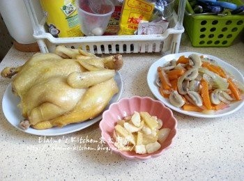 step8: 將雞 , 配料 (洋蔥 , 甘旬 , 磨菇) , 料頭 (薑片 , 蒜頭 , 乾蔥頭)分開盛起