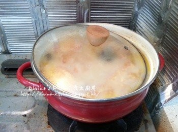 step9: 鯽魚湯煲了1小時後 , 將雞蛋放入湯內蓋上蓋繼續用慢火煲30分鐘