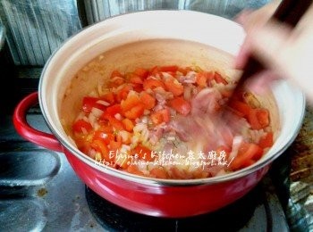 step3: 煲內加入少許油 , 加入蕃茄 , 芹菜 , 洋蔥拌炒至出茄油 , 加入煙肉炒至熟透