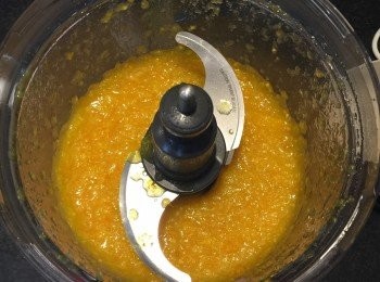 step3: 將煮到軟爛的橙和糖，用食物處理器(food processor)或攪拌機(blender) 攪拌成果醬。