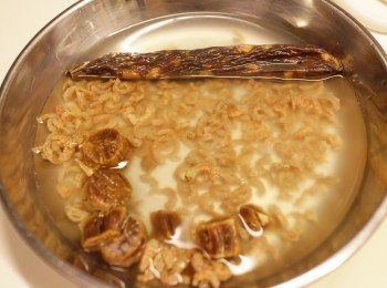 step2: 臘腸, 蝦米, 瑤柱洗乾淨浸軟後切粒備用(水要留起)