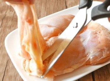 step1: 把珍珠米洗淨隔水備用。把雞腿排去皮留用，把雞肉切粒。