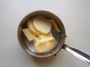 step2: 準備一個銅鍋或醬汁厚底鍋(只要是導熱性絕佳的鍋,都可以),再放入切塊的無鹽奶油。
