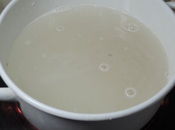 step2: 半杯的白米與糙米加入4碗水與薑絲，煮至軟爛