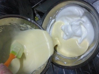 step11: 倒入蛋白中再拌勻