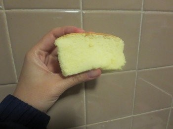 step11: Tips:
1、 轻乳酪蛋糕需要用水浴法来烤，否则表面容易开裂，我用活底的模所以包了锡纸再加碗碟防止底部进水。
2、 轻乳酪蛋糕切的时候将小刀稍微加热一下就能切出整齐漂亮的切面了。
3、 轻乳酪蛋糕烤好放凉直接食用很软嫩但冷藏4小时以后再食用口感更好。