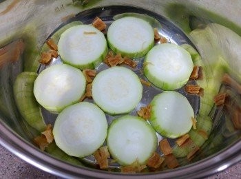 step1: 小節瓜去皮洗淨， 切成1cm厚片， 放在內膽I內，  灑上浸軟及撕碎的瑤柱