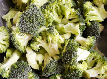 step2: 西蘭花去掉頭，掰開，切小塊，泡水洗淨。