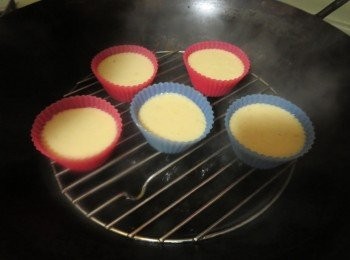 step4: 倒入模型杯填至七分满，中火蒸10~15分钟。