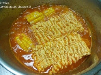 step2: 將韓國拉麵、午餐肉及金菇放入煮熟。