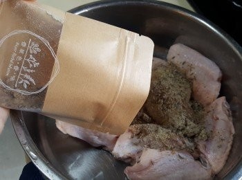 step2: 洗淨<a href="https://bit.ly/3zHU5V3" target="_blank" data-keyword="雞翼" class="guide-link"><strong>雞翼</strong></a> <span style="display:inline-block;vertical-align:middle;margin-top:-3px;color:initial;border-radius:3px;padding:2px 3px;font-size:12px;line-height:14px;background:#87d300;color:#fff;">即買</span> 後，抹乾。