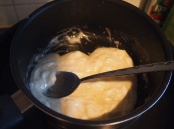 step2: 牛油及棉花糖隔水煮至完全溶化，加入香油