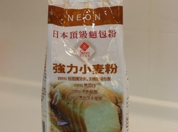 step1: 溫室牛油
Neon高筋粉，Kosher Salt及梳打粉過篩
蛋黃，雞蛋，全脂奶，云尼拿油攪拌