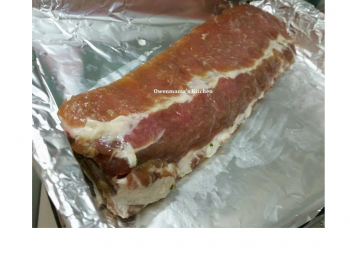 step5: 將骨上的蒜和芫茜去掉，在骨上掃一層油，把骨放入預熱至220度焗爐焗30-40分鐘，至表面微焦便可出爐。