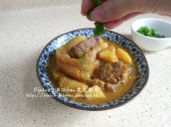 step10: 將咖哩薯仔牛筋牛展放上碟後灑上蔥粒即可