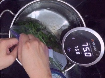 step6: 慢煮棒預熱75 °C ，把慢煮袋開一小口放入，迫出少量空氣再封好，慢煮2.5小時
＊沒有慢煮棒：將水煮至大滾，把雞放進去，水要完全的浸沒雞身，大火煮5分鐘，之後關火浸30分鐘