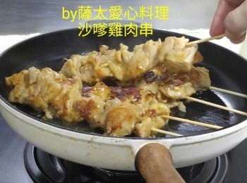 step4: 返面，再煎至另一面金黃色，擦上蜜糖上碟。