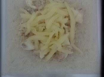 step6: 6.將已涼的三文魚和蛋加上蛋黃醬/沙律醬，撈勻。(如果怕腥可加多少少蛋黃醬/沙律醬)