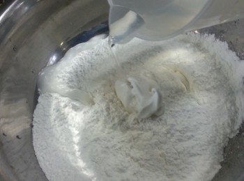 step14: 再慢慢加入食用開水將糯米粉搓成麵糰