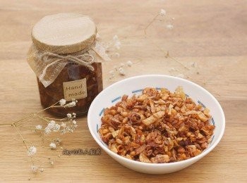 step6: 可將一部份的油蔥酥放涼裝罐當調味用,另一部份的油蔥酥搭配鍋裡的豬油(或沙拉油)裝罐,拿來拌麵煮湯或拌燙青菜都好適合。ps:添加醬油色澤會偏深一些喔!