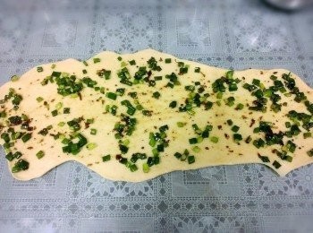 step5: 把麵皮捍平~看我桿的歪七扭八的~呵呵~我是用米酒瓶捍的~