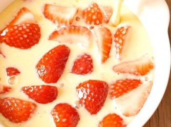 step6: 倒入一半的粉漿，再鋪上士多啤梨，然後倒入餘下的粉漿。