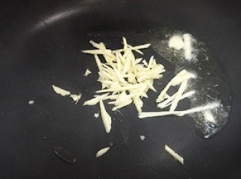 step4: 炒鍋中入一小匙油稍稍加熱後，放進切好的薑絲爆香後，加入絲瓜，在鍋中略翻使受熱均勻。