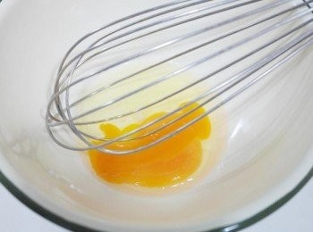 step1: 取一容器打入蛋~打散它^^