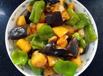 step7: 下薯仔，茄子翻炒，再倒入生抽，料酒，鹽翻炒；最後下青椒，翻炒至熟即可出鍋。