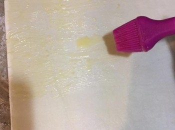 step2: 之後放上一塊酥皮，等約5分鐘慢慢開始軟身， 跟住就掃上牛油再係表面平均灑上砂糖