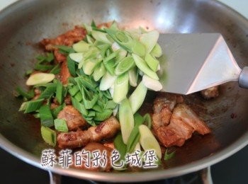 step6: 加入蒜苗拌炒一下。（試一下鹹度，若覺得不夠鹹，可以再加些許鹽巴調味）