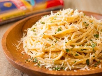 step9: 灑上巴馬臣芝士碎和乾燥番荽即成。