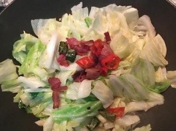 step7: 試吃調整好鹹度，下一半的培根和煸過的辣椒再拌炒一下即可起鍋裝盤，然後再把剩下一半的培根和辣椒放上。這樣可以吃到兩種口感的培根喔！炒過的香軟，最後放上去的酥香。