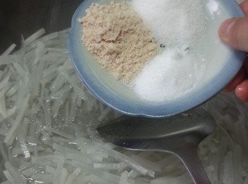 step13: 加入鹽.砂糖.雞粉調味