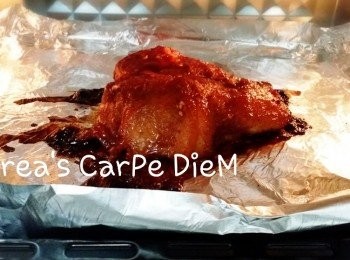 step2: 將肉放置舖有鋁箔的烤盤,塗上些許<span class="group_2">醃料</span>(原本袋中的),
烤箱預熱,200度烤20分鐘,翻面再烤20分鐘