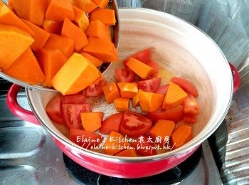 step4: 煲內加少許油 , 爆香蕃茄至出茄油後 , 再加入南瓜 , 紅棗拌勻