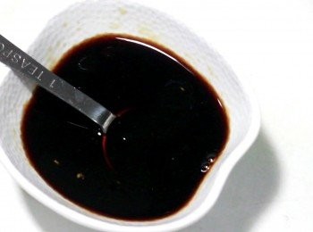 step11: 在等待的時間, 是足夠準備<span class="group_2">煲仔甜醬汁</span>及多炒一兩個菜。
熱水能令糖快速溶化。份量少就不開火燒了。如你做的量多, 可燒一燒, 令醬香燒來, 會更香。