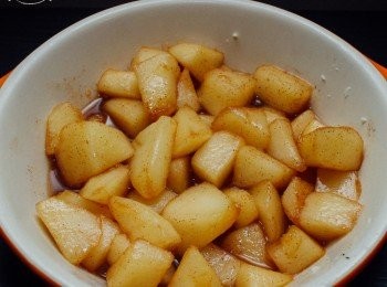 step4: 煮好的<span class="group_1">蘋果</span>放入焗盤內鋪平