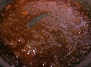 step4: 鍋中加入一大匙的蜜汁烤肉醬~和一大匙的水~煮滾~