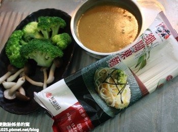 step1: 今天我去全聯福利中心買了素食咖哩塊[原味]回來，買了一包五木細關東麵和一些蔬菜來搭配。
咖哩熬煮方法 : 請依食用人數決定你要放下去熬煮的咖哩塊數量，

不用添加鹽巴或其他添加物，只需填加奶油塊和想食用的蔬果汁當

湯底，幫咖哩增加其他香味。

PS:也可以用百香果汁，加點糖緩和酸度。