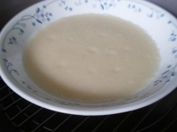 step4: 糯米皮做法: 糯粉110g,生粉10g,糖20g, 暖水110ml,所有材料攪混