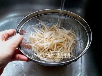 step6: 再加入銀芽蓋上蓋用中火煮3分鐘 , 盛起用水沖洗及瀝乾