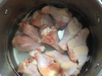 step1: 雞腿洗淨。