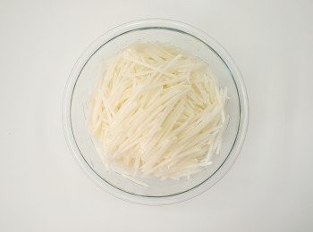 step3: 將已去皮的白蘿蔔用刨刀器刨成絲備用(連同蘿蔔水都留下)。