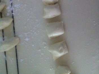 step3: 將皮切成小件包成橄欖形。