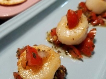 step3: 同一時間將帶子兩面煎至金黃，加入少許鹽及胡椒。

一隻碟上，放上少許蕃茄沙沙，放上帶子，再加少許沙沙點綴。