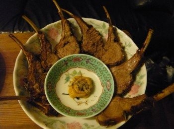 step4: 烤至中段表皮變焦脆便反另一面再烤，侍焗爐烤完前五分鐘將錫紙完全包裹著羊架直焗完待在焗爐內一會利用餘溫焗熟羊架比較厚肉的位置