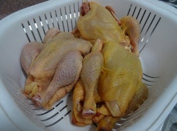 step1: 雞解凍，清理內臟再抹乾