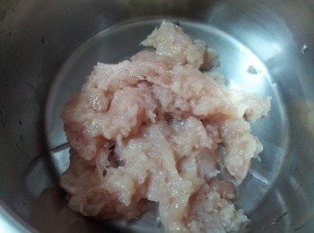 step2: 雞肉放入調理機中打成泥狀